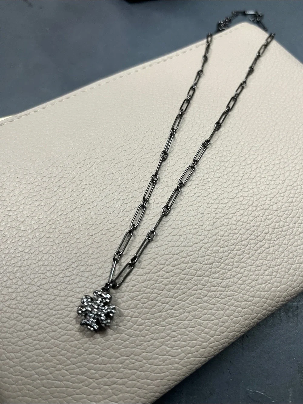 NWOT Tory Burch Kira Clover Pave Pendant Necklace Paperclip Style Gunmetal Grey